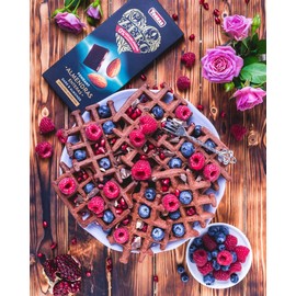 Torras Zero Schokolade, Schokolade ohne Zuckerzusatz, Weiße Schokolade mit Erdbeerstückchen, Tafel (125g)