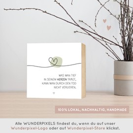 Wunderpixel® Holzbild Tief im Herzen - Andenken an Verstorbene - 15x15x2cm zum Hinstellen/Aufhängen, echter Fotodruck mit Spruch auf Holz - Wand-Bild Aufsteller - zur Erinnerung als Trost-spender