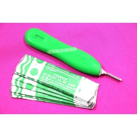 100 Scalpel Blades #10 with #3 plastic scalpel Handle Suitable for Dermaplaning(CYNAMED)