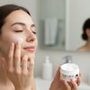 Crema Aclarante Iluminadora Ácido Kójico Manchas Paño 120g Mixta Día