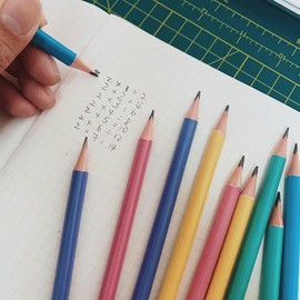 10 Lápices de grafito Negro HB=2 ergonomico Triangulares con GOMA en color, Cuerpo de Color PASTEL, Útiles Escolares Para Diestros y Zurdos