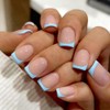 Uñas francesas cortas y cuadradas, uñas postizas azules con base
