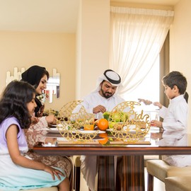 2 Stück Holz Eid Mubarak Ramadan Kareem Dekorationen Eid Tisch Zeichen Mond Hohle Stern Freistehend Tisch Centerpiece Hängende Ornamente Tischdekoration für Muslim Islam Tischdekoration