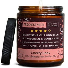 Lustige Duftkerze mit Spruch zum Jahrestag für Sie | Handgemacht aus Sojawachs | In Geschenkbox | Nachhaltiges Geschenk zum Geburtstag | Ehe Frau Freundin Verlobte Partnerin |Kirsche