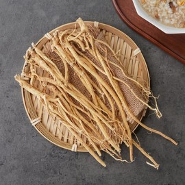 영양을 가득 담은 황기 100g 100g of Nutrient-Packed Astragalus