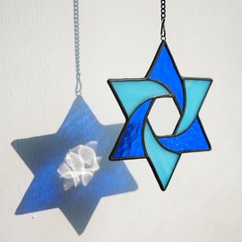 BOXCASA Star of David Decoration Stained Glass Suncatcher,Jewish Star Decor Stained Glass Window Hanging Hanukkah Ornaments,Sun Catchers Indoor Window Living Room Bedroom Office Wall Decor