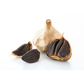 Black garlic from Las Pedroñeras - made from purple garlic by several weeks fermentation | per tuber of approx. 35 g (2 pieces)