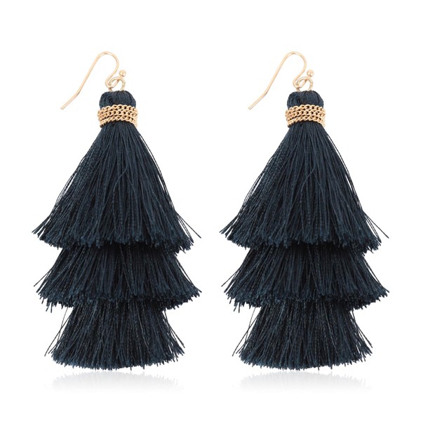 Aretes bohemios con múltiples borlas, flecos ligeros y sedosos de