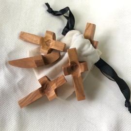 Cross My Heart Encouragement Gift, Wooden Handheld Small Cross for Anxiety Relief, Olive Wood Cross with Pocket, Religious Gifts for Children Adults (Olive 3PCS)