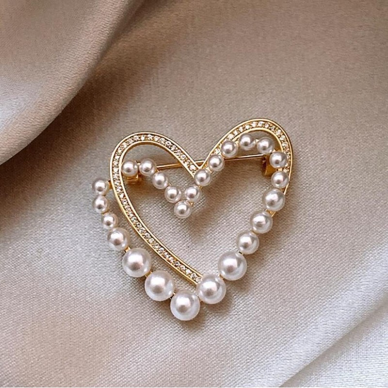 Broche de corazón con diamantes de imitación de oro con