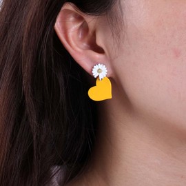 Cybche Boho Daisy Flower Earrings Yellow Acrylic Heart Drop Earrings White Daisy Flower Stud Earrings Asymmetrical Heart Earrings Hollow Heart Dangle Earrings Jewelry for Women