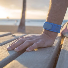PARAKITO Mosquito Band Adult - No DEET, No Alcohol, w/Natural Essential Oils for Travel & Camping, Waterproof. 30 Days Protection, 2 Pellets per Pack, Lasts Up to 15 Days Once Opened (Blue)