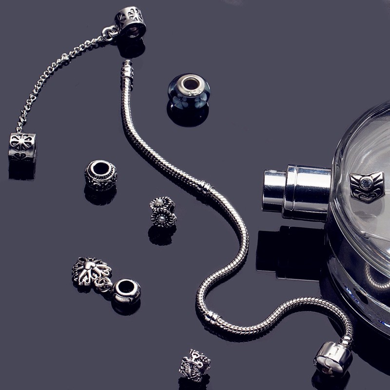 A TE® JW-B110 Charm Bracelet / Glass Beads / Flower