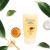 Shampoo hecho a base de esencias miel de abeja. /