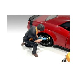 American Diorama DCD Detail Masters 1/18 Scale Wheel Cleaning Minifigure for Model Car Enthusiasts