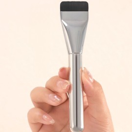 Heavenly Brothers Pore-Blurring, Close-Fitting Foundation Brush