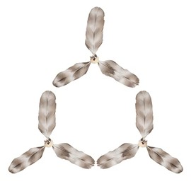 The FUKUMARU cat jarashi has a 90cm wire tip with bell feathers for indoor use, with simulated feathers at the end and the handle is made of wood and comes with a replacement feathers (replacement