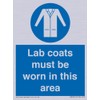 Schild mit Aufschrift "Lab coats must be worn in this