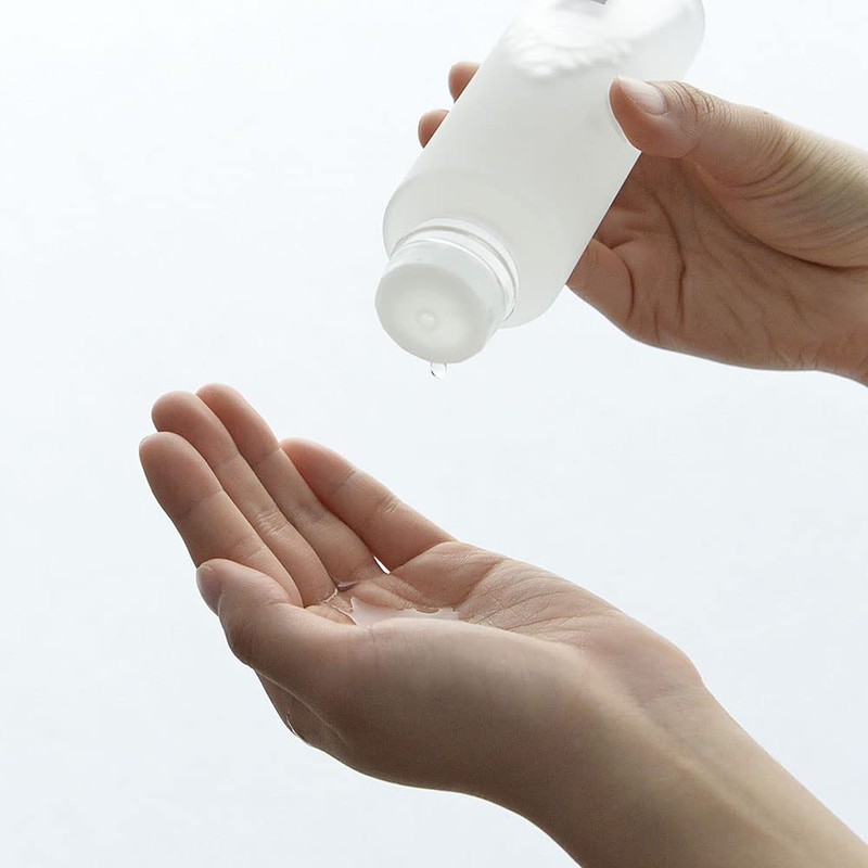 Moisturizing penetrating water moisturizes the skin moisturizing