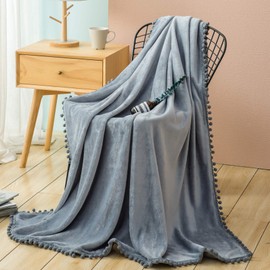 AYSW Cuddly blanket with pompoms