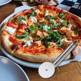 Fackelmann, Pizza Cutter, Pizza Roller Made of Stainless Steel, Robust Kitchen Aid with Sharp Cutting Wheel (Colour: Silver), Quantity: Pack of 1