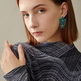 FDEETY Boho Flower Dangle Earrings Double Daisy Earrings Dangle Drop Flowers Wedding Earrings Anniversary Friendship Flowers Earrings for Women Girls (Green)