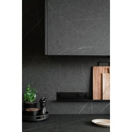 WENKO Gewürzregal Jet S, Wandregal aus Metall 25 x 7,5 x 7,5 cm, zum Bohren, alternativ Befestigung mit Static-Loc® Plus Adaptern (inkl.) ohne Bohren, Schwarz, Befestigungsmaterial enthalten