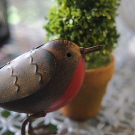 MAISONICA Metal Standing Robin Redbreast Distressed Lifelike Beautiful Garden Ornament Gift