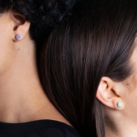 Runde Ohrstecker türkis mit Stein in Perlmuttoptik • Bunte Ohrringe für Damen • Nachhaltiger Modeschmuck aus Edelstahl & Glas • Ø 8mm