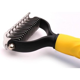Rastrillo Deshedding para Mascotas, Cepillo Removedor de Pelo para Perros y Gatos, Acero Inoxidable, Mango Ergonómico, Ideal para Quitar Nudos y Pelo Suelto (Tartracina)