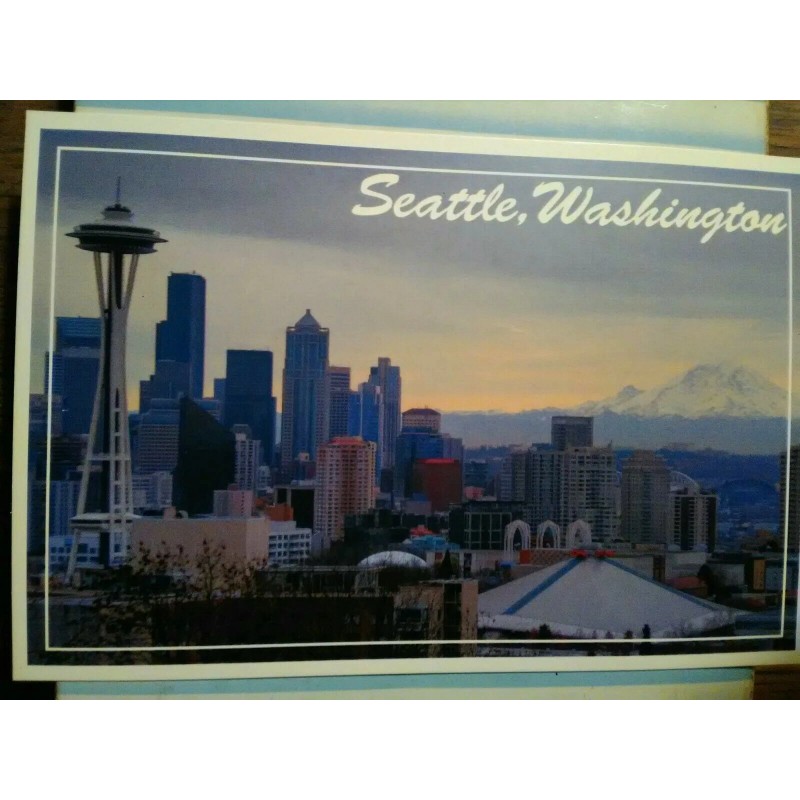 BEAUTIFUL PHOTO POST CARD SEATTLE SPACE NEEDLE & MT RAINIER