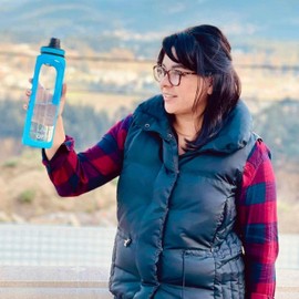 32 oz Glass Water Bottle with Time Marker Reminder - EXTRA LID, Reusable, Wide Mouth, Leakproof, 1 Liter Glass Drinking Bottle, BPA Free, Motivational Water Bottles for Hydration (Blue Sleeve)