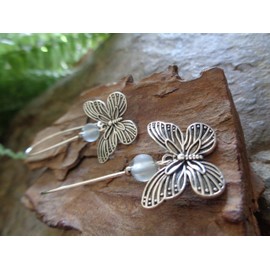 ◦•●◉✿ MATTE HELLBLAUE GLASPERLE & SCHMETTERLINGE ✿◉●•◦ lange, einzigartige Ohrringe an Kidney Haken