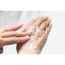 MoliCare Skin Crema de Manos, para Piel Muy Seca y Manos Agrietadas, con Creatina, Pantenol y AcITE de Almendras, Neutralizador de Olor, Emulsión Agua en Aceite, 200 ml