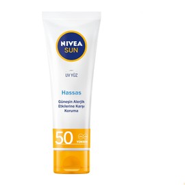 NIVEA Sun SPF 50 Hassas Yatıştıran Nemlendirici Güneş Yüz Kremi 50 ml, Çok Yüksek Güneş Koruyucu,Güneş Alerjisine Karşı Koruma,Yağsız Cilt Hissi