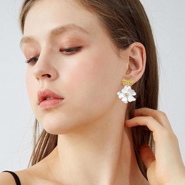 YUNXI Gold Bow Flower Stud Earrings Boho Matte Floral Earrings Romantic Cool Trendy Jewelry for Women (White)