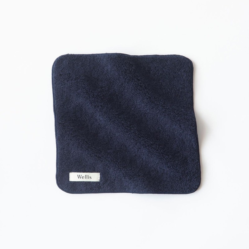 Wellis Sustainable Cotton Towel + D7l handkerchief 2-piece Gift Navy