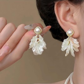 Cimenexe Vintage Shell Pearl Dangle Earrings White Shell Pearl Stud Earrings Gold Pearl Flower Drop Earrings Shell Pearl Flower Petal Earrings Jewelry for Women