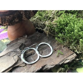 ✿ ZARTE GEHÄMMERTE UNEBENE RINGE AN KLEINEN HAKEN ✿ einmalige, minimalistische Ohrringe an schön gebogenen Haken