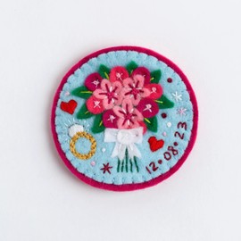 Hawthorn Handmade 'Bride to Be' Felt Craft Brooch Kit. Craft Kits for Adults, Includes Wool Felt Sheets, DMC Embroidery Thread, Embroidery Needle & Instructions. Crafts for Adults - 8cm Diameter