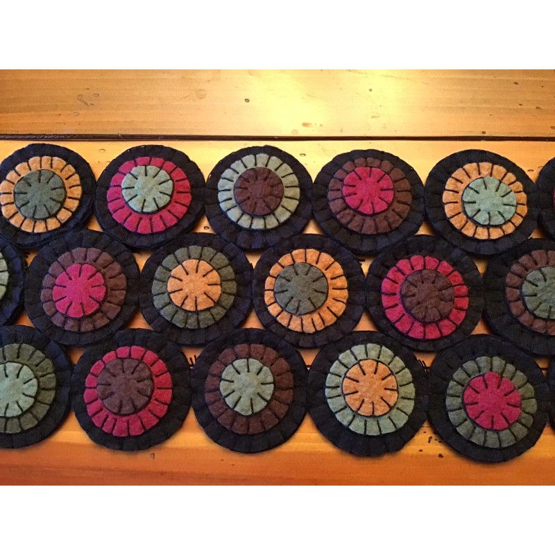 PRIMITIVE WOOL FELT PENNY RUG TABLE RUNNER CANDLE MAT IN