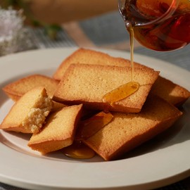 The Maple Mania Maple Financier 12 Piece Candy Medium Gift