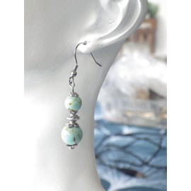 Ohrringe aus Edelstahl mit blau getönten, türkisfarbenen Perlen und silbernen Messingperlen