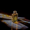 Expressing Gustav Klimt’s work ‘The Kiss’ through scent. / 구스타프