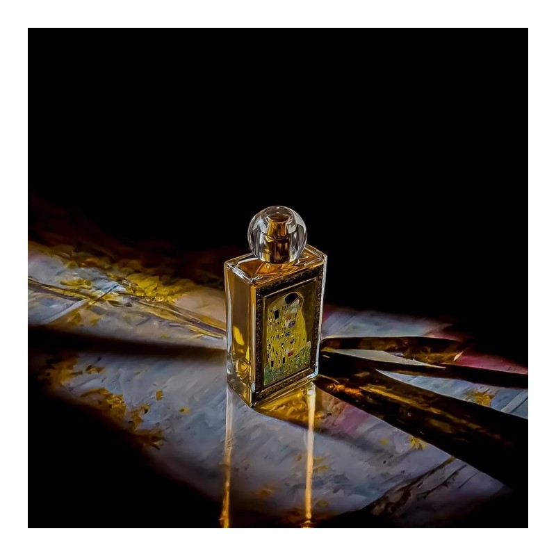 Expressing Gustav Klimt’s work ‘The Kiss’ through scent. / 구스타프
