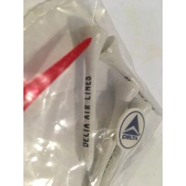 N.O.S. DELTA Airlines   Bag of 4 Logo  GOLF TEES + Ball Marker Jets Airplanes