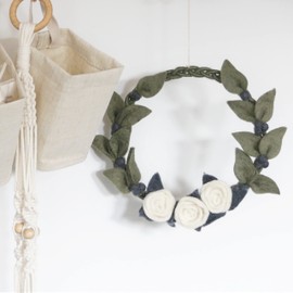 Én Gry & Sif Door Wreath in Scandi Style with White Roses, Handmade from Felt, Fair Trade, Wreath for Hanging as Christmas Decoration, Diameter 20 cm, Multicoloured (18321