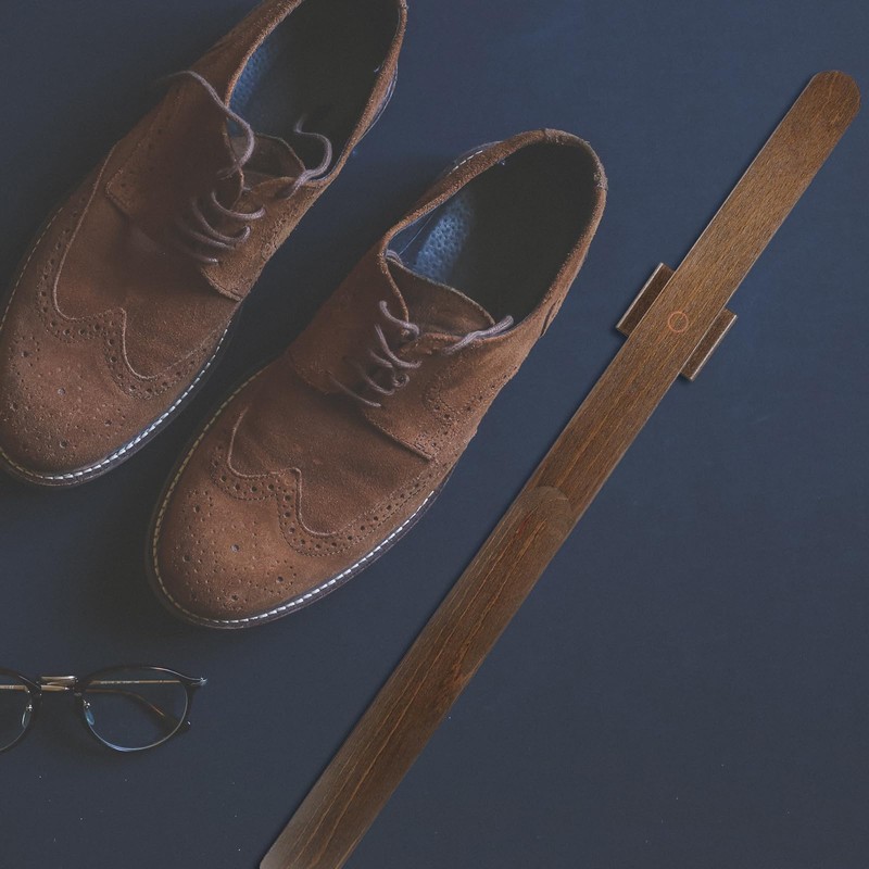 CALLARON Long Wooden Shoehorn - 21.6inch Magnetic Shoe Lifter, Engonomic