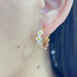 Daisy Flower Small Hoop Earrings for Women Teen Girls Dainty 18K Gold Plated Enamel Lucky Flowers Huggie Hoops Hypoallergenic Fashion Jewelry Gifts Daughter Her Birthday 18mm (White)