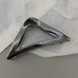 Triangle Hair Claw Clip Hollow Triangle Hair Clips Medium Metal Hair Claw for Women Girls Non-Slip Strong Grab Clips Shark Barrette Hair Clamps Hair Accessories for Thick Hair(Black)